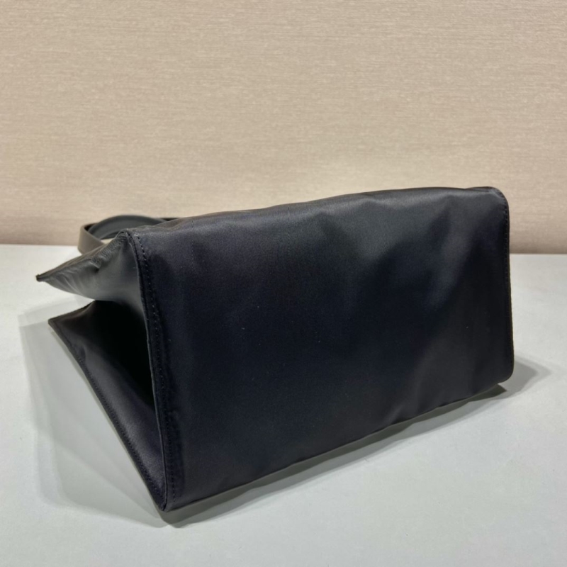 Pra*a tote bags